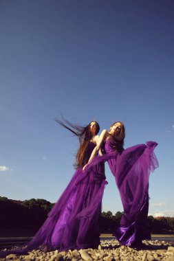 Mor elbise kadınlarda