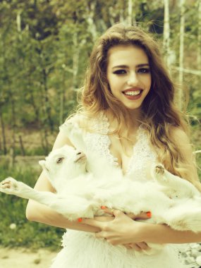 Keçi ile gülümseyen kadın