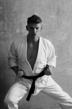 Bir kimono erkekte karate