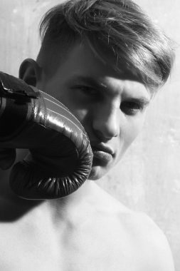 Yakışıklı adam, boksör, Boks eldiveni kırmızı ile poz