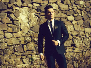 Duvar arka plan üzerinde yakışıklı adam 