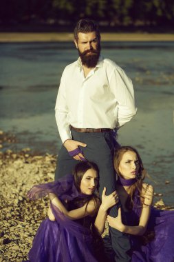 Sakallı adam ve iki kadın açık