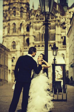 sarayın dışında seksi bir çift var.