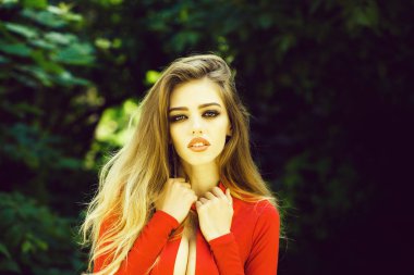 seksi genç kadın uzun saçlı