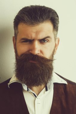 sakallı adam, acımasız beyaz hipster üzgün yüz ile