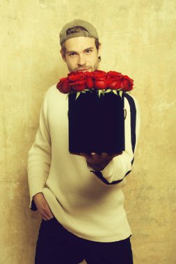 sakallı adam tutar kırmızı gül kutusu dokulu duvar