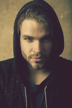 Sakallı adam başına kukuleta ile gri kapüşonlu