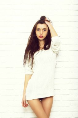 Beyaz kazaklı güzel kadın