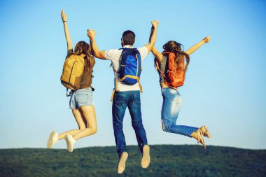 Sakallı yakışıklı bir adam ve kızlar.