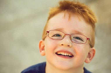 Mutlu bebek çocuk baktı