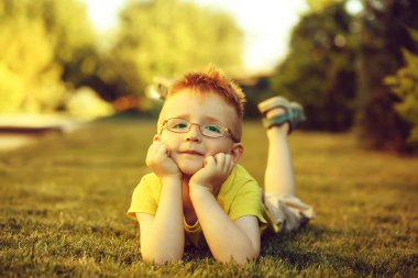 çimenlerin üzerinde bardaklarda Kızıl saçlı erkek bebek