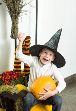 Örümcek web şapkalı çizgili çorap, Cadılar Bayramı küçük çocuk.