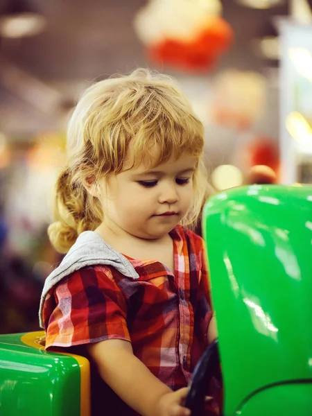 Bebé niño conduce coche de juguete —  Fotos de Stock