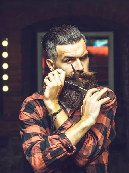 Man met baard en schaar — Stockfoto