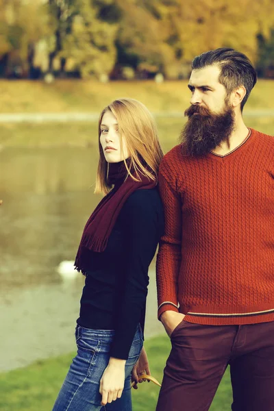 Young couple in autumn park — Stock Photo, Image