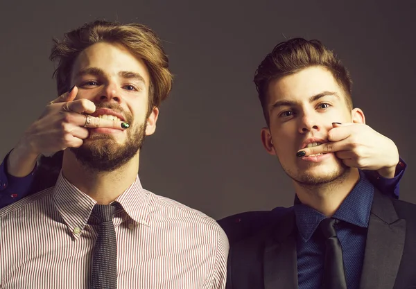 Zwei Männer mit weiblichen Fingern — Stockfoto