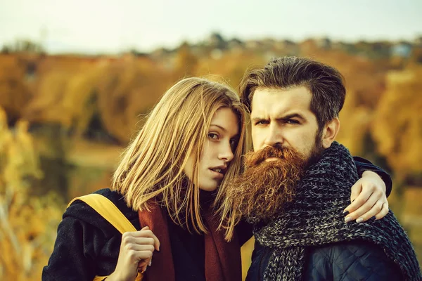 Young couple in autumn park — Stock Photo, Image