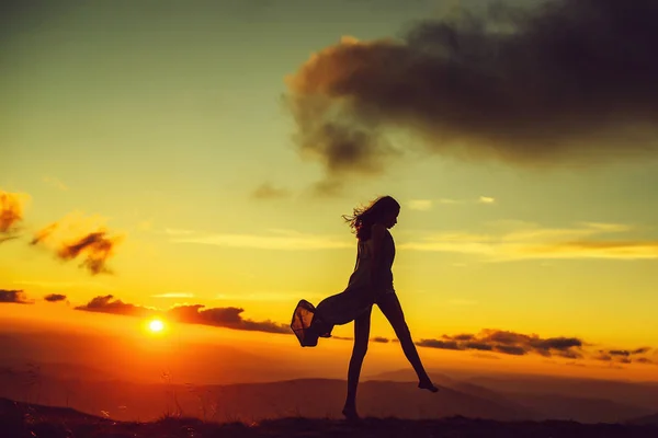 Mujer al atardecer o al amanecer en las montañas — Foto de Stock