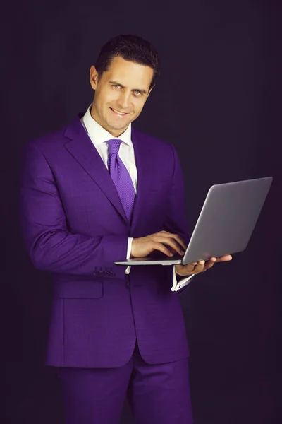 Homem feliz sorrindo com laptop ou computador — Fotografia de Stock