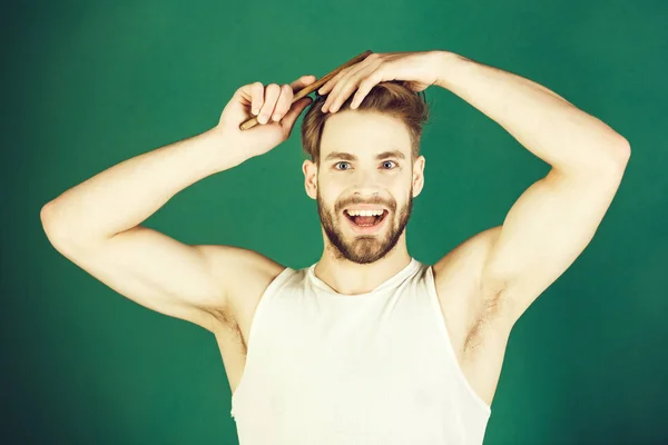 Frisörverksamhet salong och barbershop, mannen kamning friskt hår med borste — Stockfoto