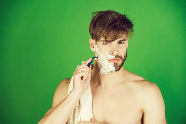 Bellissimo macho con barba da barba petto nudo con rasoio di sicurezza — Foto Stock