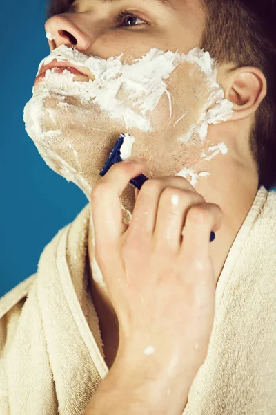 Man shaving with razor — Stock Photo, Image