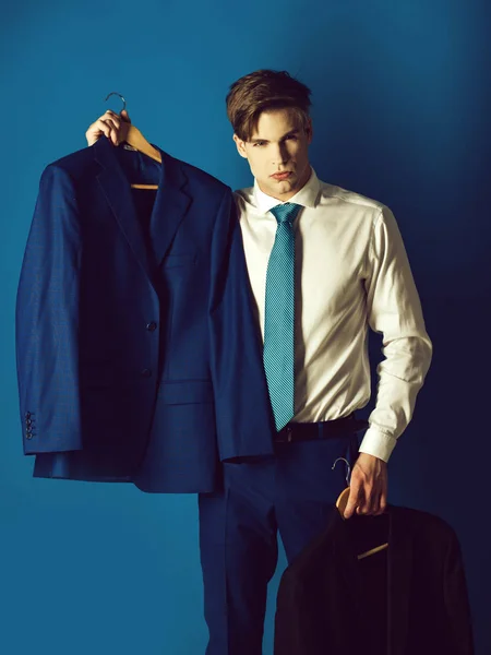 Man in white shirt and tie on blue background — Stock Photo, Image