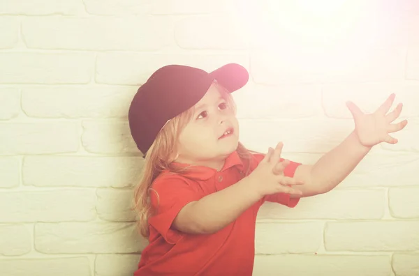 Şirin mutlu küçük çocuk mavi kap ve kırmızı gömlek — Stok fotoğraf
