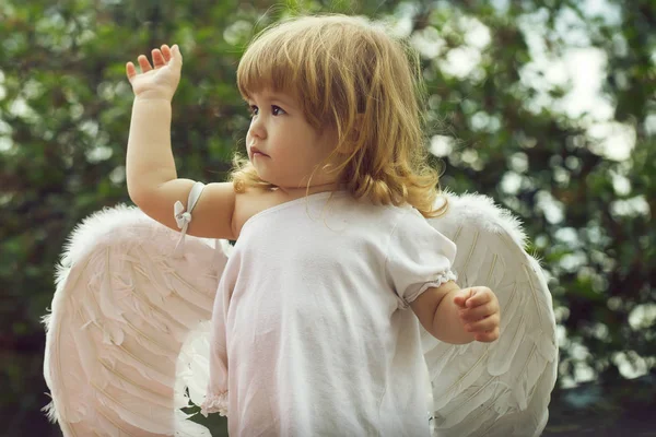 Pequeno menino em asas de anjo — Fotografia de Stock