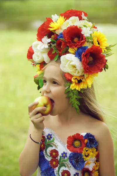 Kleines Mädchen in geblümtem Kleid und Blumenkranz — Stockfoto