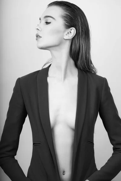 Sexy modisches Modell im offenen blauen Mantel mit Sexi-Brust — Stockfoto