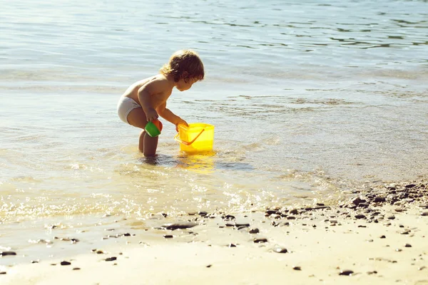 Pojke leker på stranden — Stockfoto