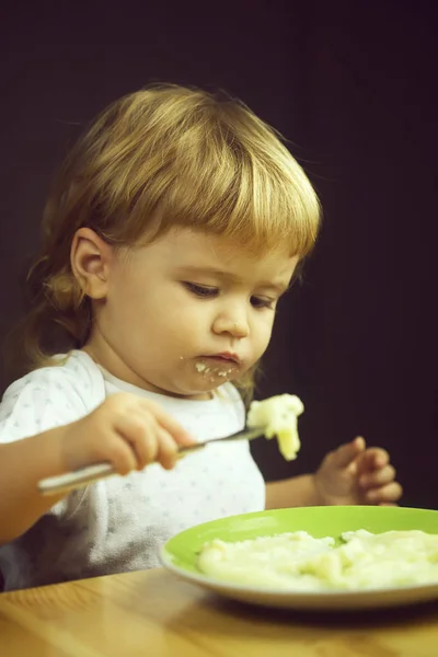 Küçük çocuk yemek — Stok fotoğraf