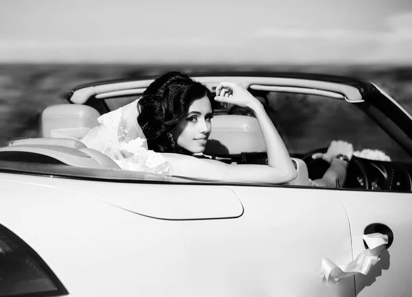 Mariée en voile assis dans la voiture blanche cabriolet, mariage — Photo