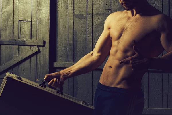 근육 질 남자 가방 — 스톡 사진