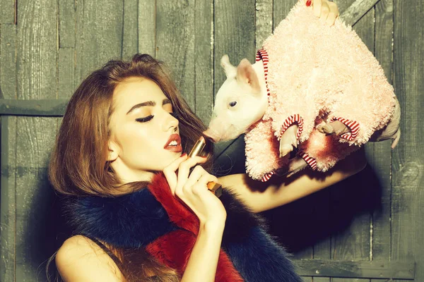 Kvinna med gris och läppstift — Stockfoto