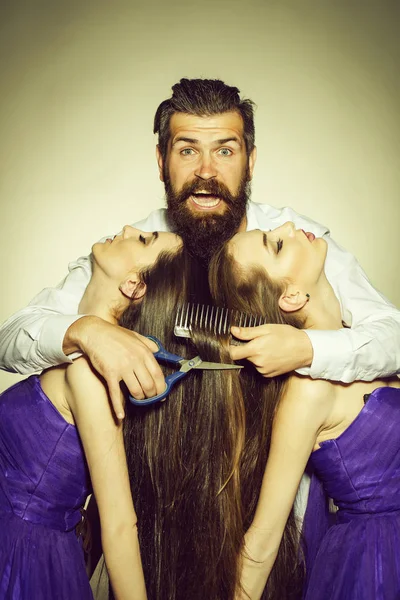 Brodaty mężczyzna Fryzjer i dwie kobiety — Zdjęcie stockowe