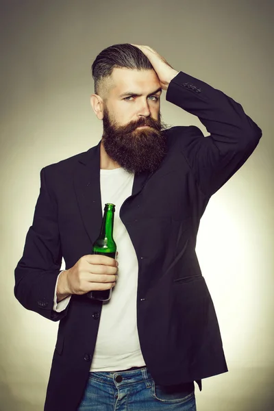 Vousatý muž s pivní láhev — Stock fotografie