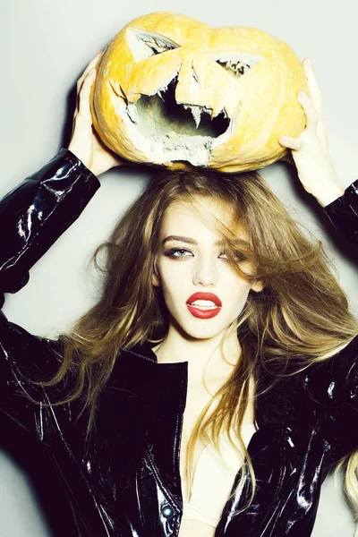 Vacker kvinna med halloween pumpa — Stockfoto