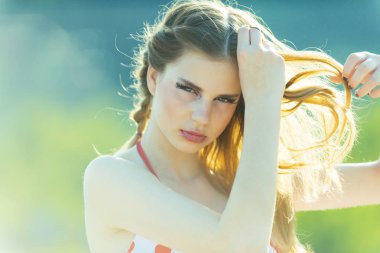 Şampuan kavramı. Güzel kadın styling saç şampuanı ile yıkama sonra. Kuru saç şampuanı. Şampuan saçımı daha güçlü yapar