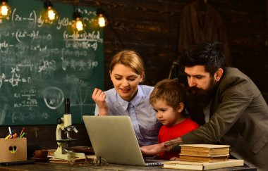 Öğretmen ders kitabı, kavram eğitimde - başa chool yeşil arka planda, okul öncesi çocuk için özel ders vererek Olgun öğretmen öğretmen tanımı bulmak için tutee sorar,