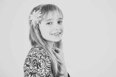 Uzun saçlı küçük kız. Beyaz arka plan üzerinde kopya alanı izole küçük kız