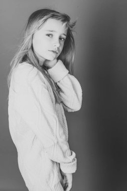 Kozmetik ve sağlıklı saç Güzellik veya çocuk moda. Güzel yüzü şık kızla. Uzun saçlı küçük kız. Manken ve güzellik bak. Kuaför, Cilt Bakımı, rahat tarzı, denim.