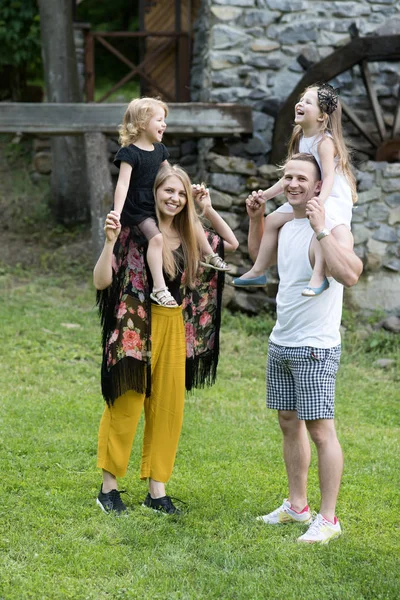 Kinder und Eltern genießen gemeinsam den Sommertag — Stockfoto