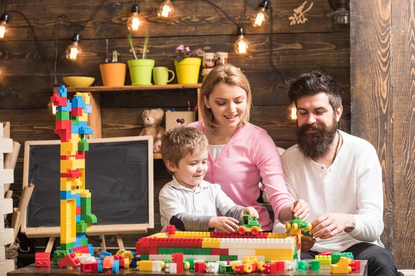Koncepce. Rodina budovat strukturu s kostek na hraní. Rodinná hra s barevnými kostkami. Rodinná láska a důvěra — Stock fotografie