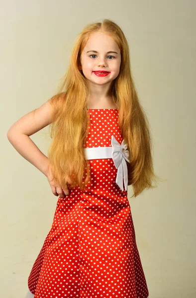 Ρετρό εμφάνιση και κομμωτήριο, μακιγιάζ. ρετρό κορίτσι με κόκκινο φόρεμα. — Φωτογραφία Αρχείου
