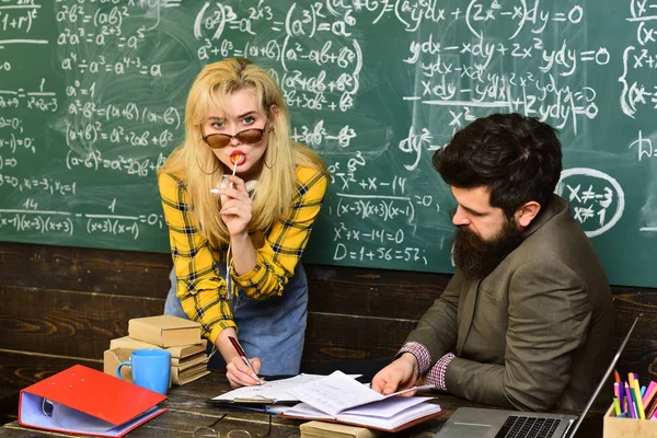 Profesor pone marcas envía comentarios en el correo electrónico con el ordenador portátil. Estudiante internacional haciendo pruebas individuales en línea y composición de escritura para exámenes anuales. —  Fotos de Stock