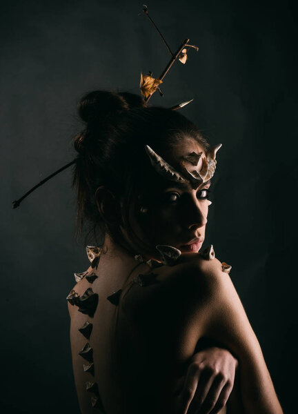 Идеи для Хэллоуина. Женщина с рогами и шипами фантазийное создание. Дьявольская внешность. Мистическая фея хвост характер. Девушка с шипами, как дьявольский дракон волшебное существо. Девушки фантазии стиль макияж
