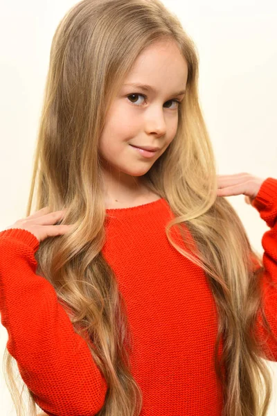 Frizura. tökéletes minden módon. kis lány aranyos frizurát. gyermek fodrászat frizura. divatos és modern frizura. — Stock Fotó