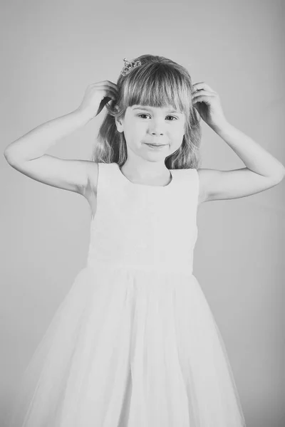 Niña en elegante vestido de glamour, elegancia. Moda y belleza, princesita. Modelo de moda sobre fondo rosa, belleza. Niña en vestido de moda, baile de graduación. Mira, peluquero, maquillaje . — Foto de Stock